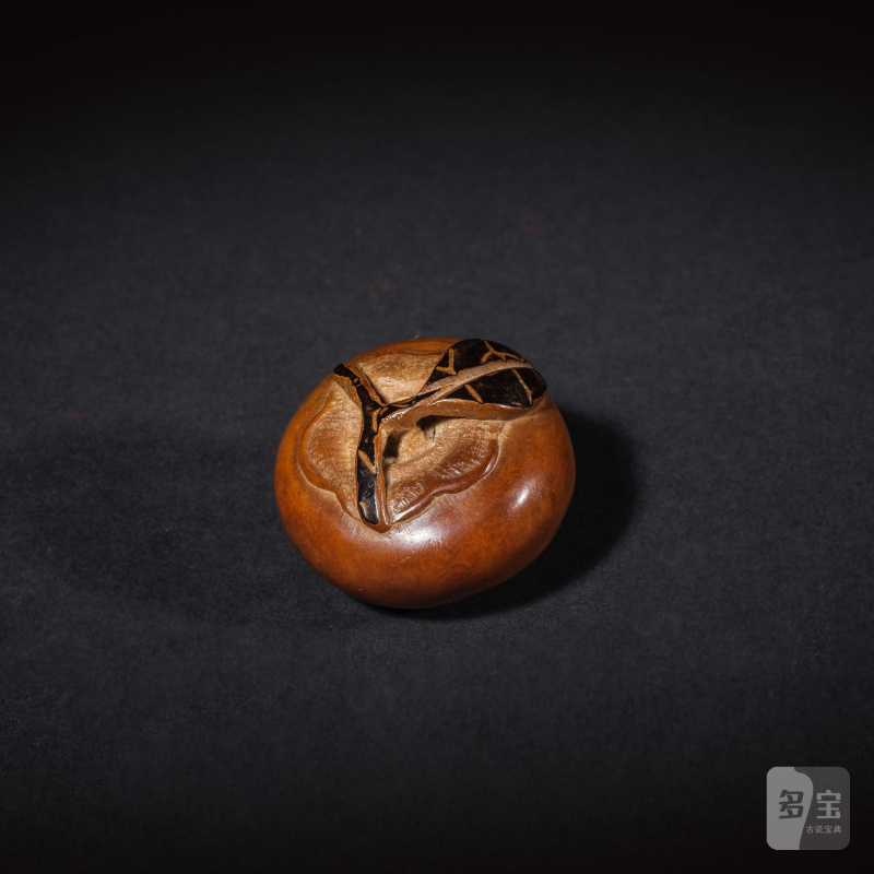 象牙椰子彫根付 柿 無銘 19世紀 | NETSUKE EN NOIX DE COROSO REPRÉSENTANT UN KAKI